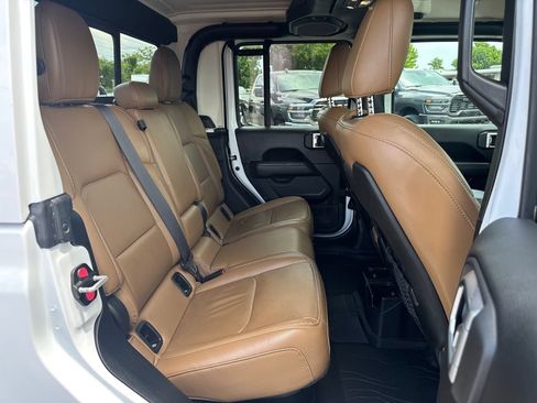 Used 2023 Jeep Gladiator Rubicon w/ Cold Weather Group AWD/4WD image 19