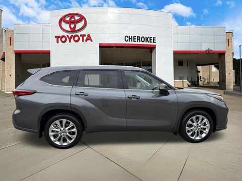 Used 2023 Toyota Highlander Limited image 4