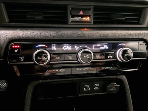 Used 2025 Honda Pilot TrailSport image 27