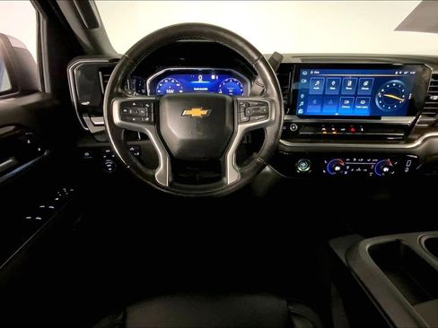 Used 2022 Chevrolet Silverado 1500 LT AWD/4WD image 5