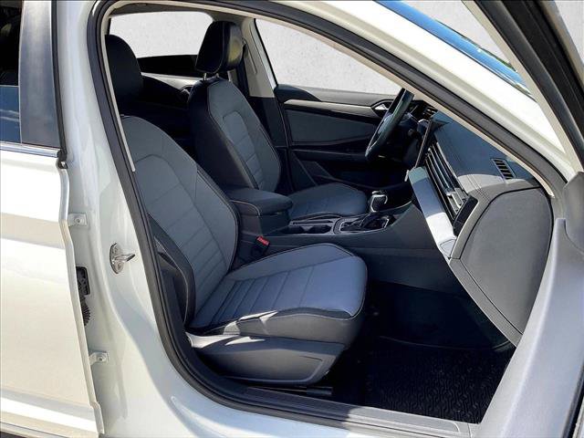 Used 2025 Volkswagen Jetta SE FWD image 9