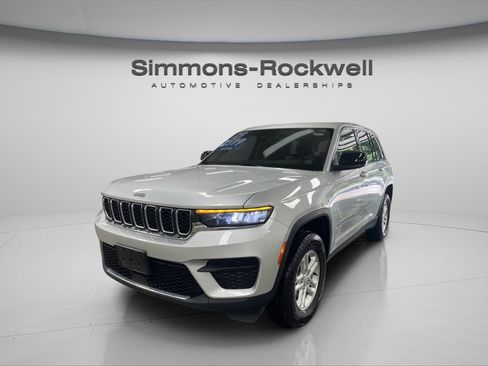 Used 2023 Jeep Grand Cherokee Laredo w/ Luxury Tech Group I AWD/4WD image 1