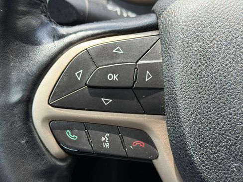 Used 2017 Jeep Cherokee Latitude w/ Cold Weather Group AWD/4WD image 24