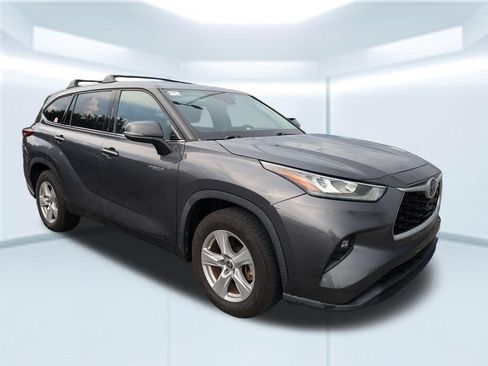 Used 2020 Toyota Highlander LE FWD image 3