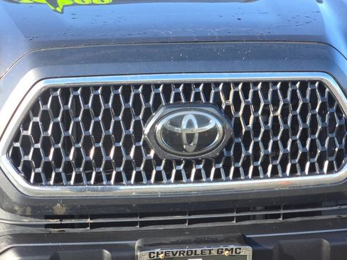 Used 2018 Toyota Tacoma TRD Off-Road image 47