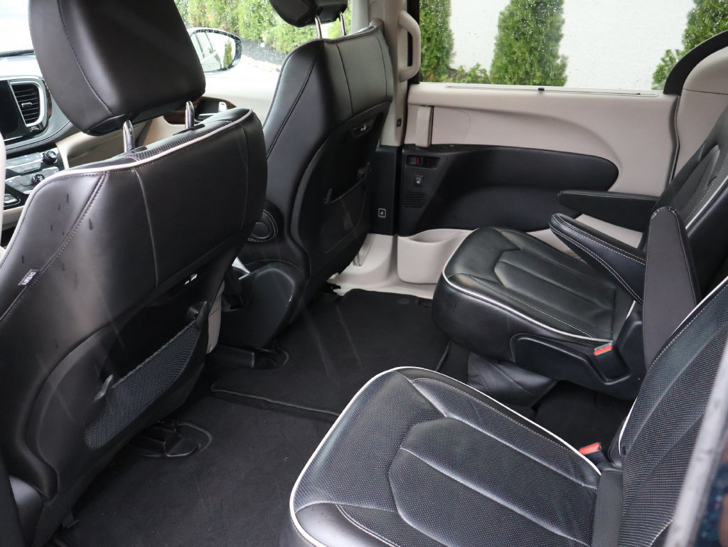 Used 2023 Chrysler Pacifica Limited FWD image 12