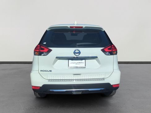 Used 2018 Nissan Rogue S image 4