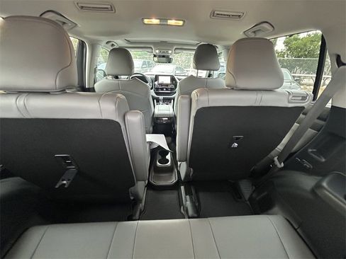 Used 2024 Toyota Highlander LE image 16
