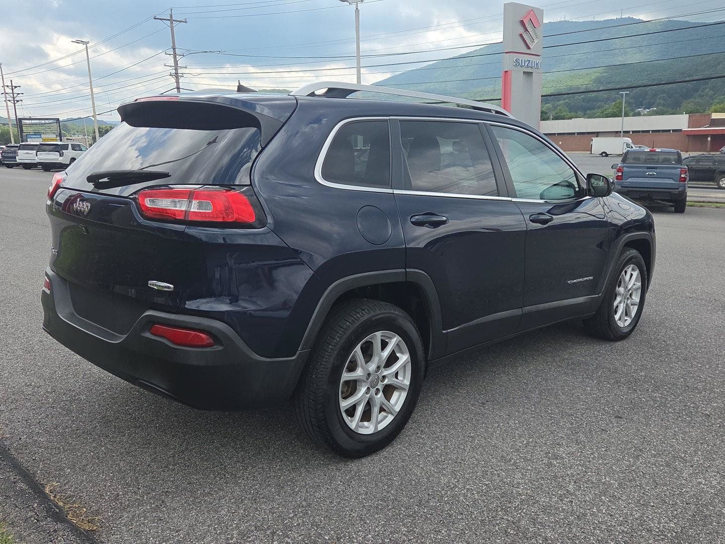 Used 2016 Jeep Cherokee Latitude AWD/4WD image 3