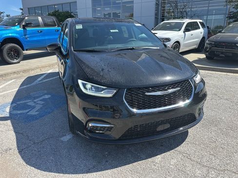 New 2026 Chrysler Pacifica Select image 8