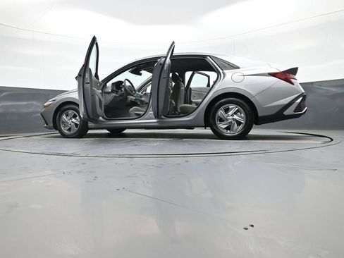 Certified 2025 Hyundai Elantra SE image 48
