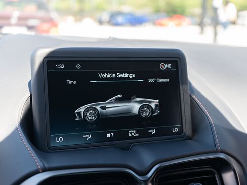 Used 2023 Aston Martin V8 Vantage Roadster RWD image 17