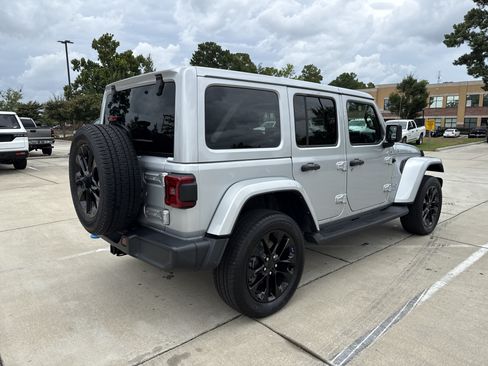 Used 2023 Jeep Wrangler Unlimited Sahara w/ Cold Weather Group AWD/4WD image 9
