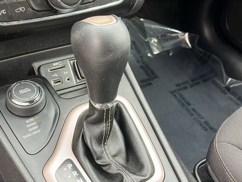 Used 2017 Jeep Cherokee Latitude w/ Cold Weather Group image 18