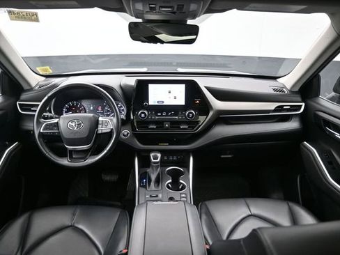 Used 2023 Toyota Highlander XLE AWD/4WD image 13
