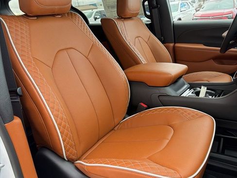 New 2026 Chrysler Pacifica Pinnacle image 9