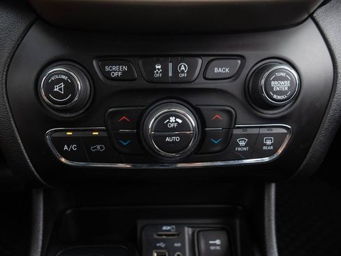 Used 2015 Jeep Cherokee Latitude w/ Comfort/Convenience Group AWD/4WD image 33