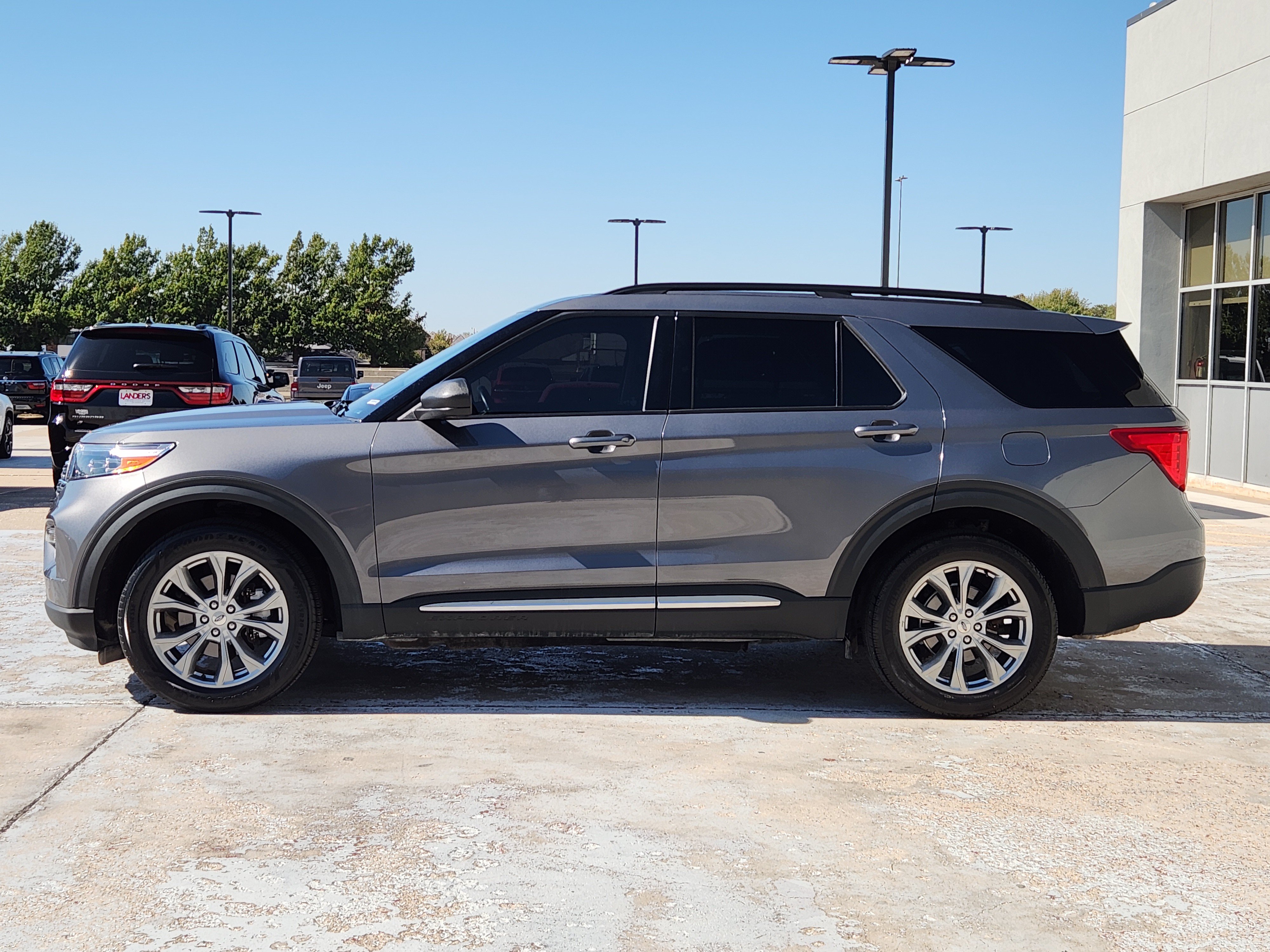 Used 2022 Ford Explorer XLT w/ Equipment Group 202A AWD/4WD image 5