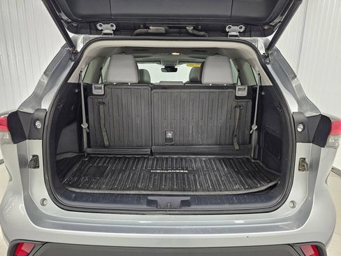 Used 2020 Toyota Highlander XLE AWD/4WD image 16