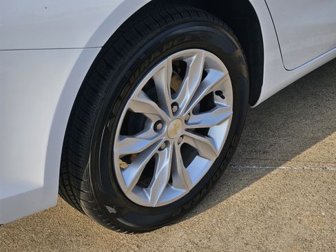 Used 2025 Chevrolet Malibu LT image 9