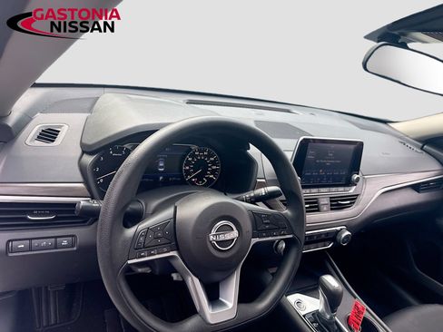 Used 2025 Nissan Altima 2.5 SV FWD image 11