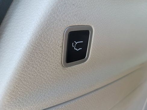 Certified 2024 Chrysler Pacifica Limited FWD image 23