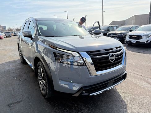 Used 2022 Nissan Pathfinder Platinum w/ Cargo Package image 3