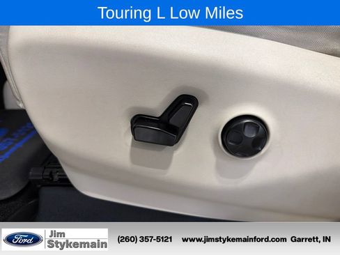 Used 2017 Chrysler Pacifica Touring-L w/ Tire & Wheel Group FWD image 17