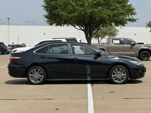 Used 2015 Toyota Camry SE w/ Moonroof Package image 3