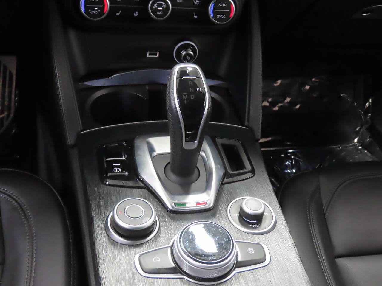 Used 2023 Alfa Romeo Stelvio Sprint RWD image 11