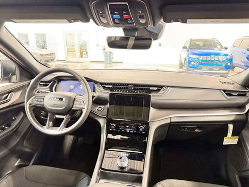 New 2025 Jeep Grand Cherokee L Laredo image 24