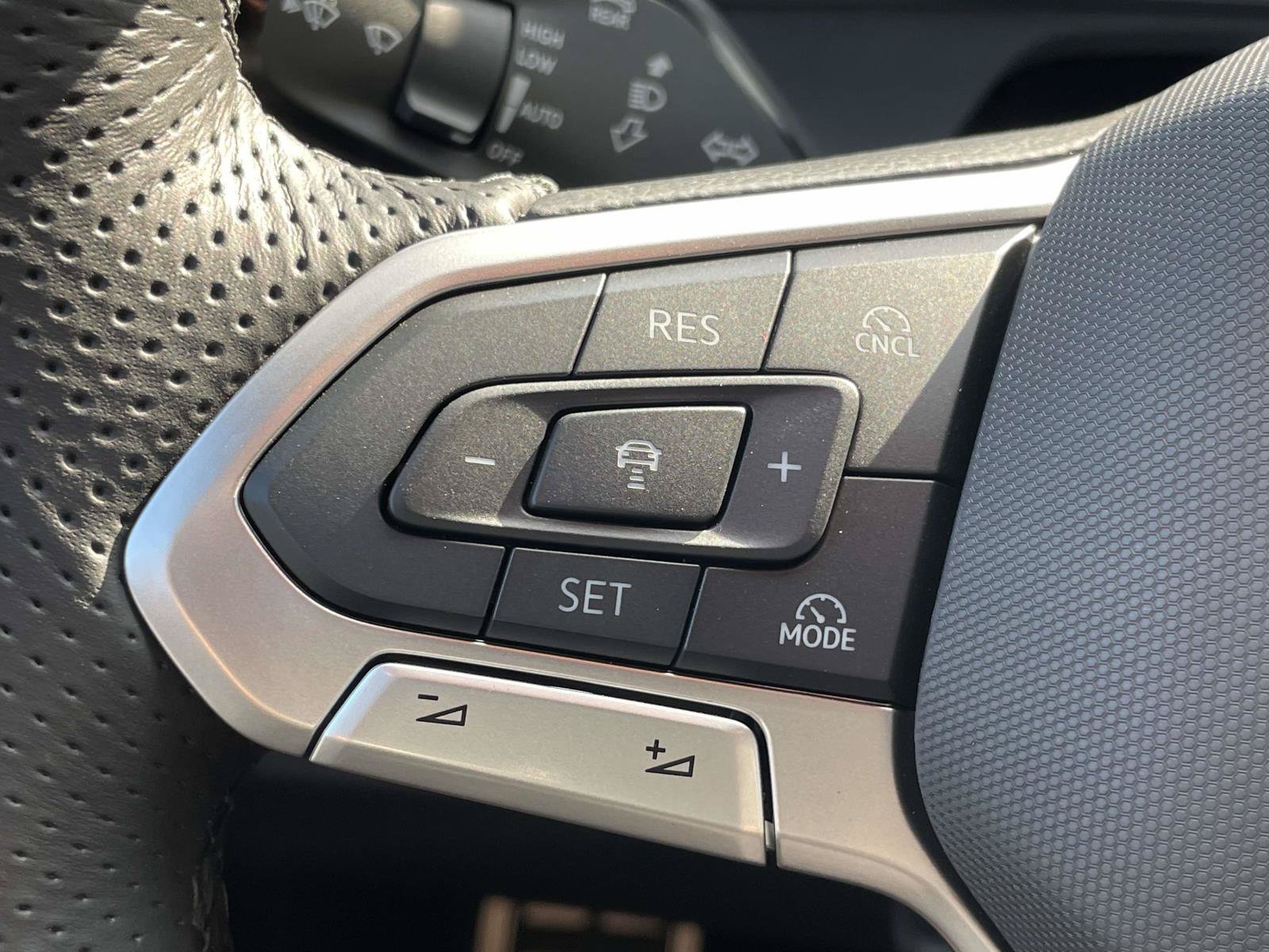 New 2026 Volkswagen Tiguan SE R-Line AWD/4WD image 22