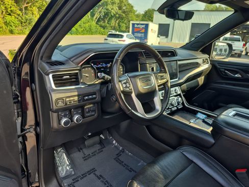 Used 2021 GMC Yukon XL Denali w/ Denali Premium Package AWD/4WD image 11