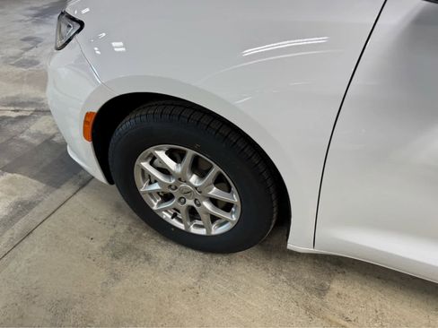 Used 2024 Chrysler Pacifica Touring-L image 10