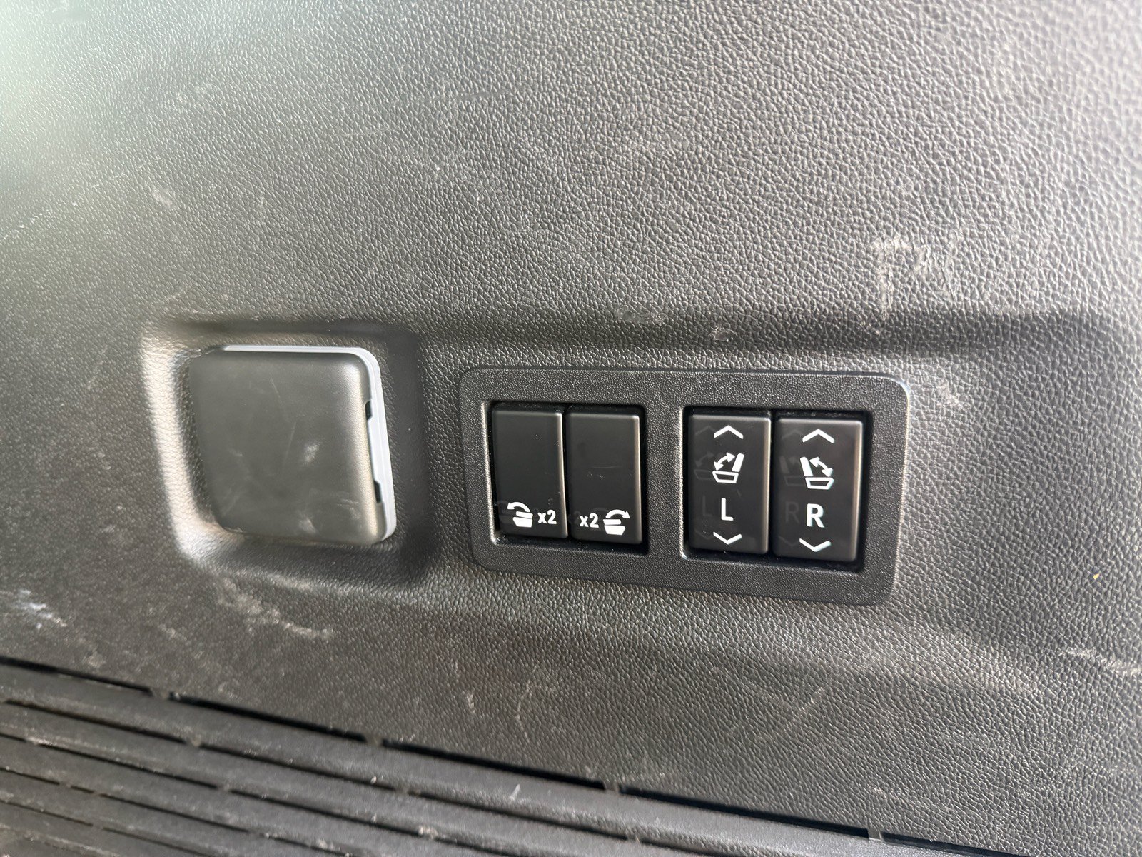Used 2022 Chevrolet Suburban LT w/ LT Signature Package RWD image 12