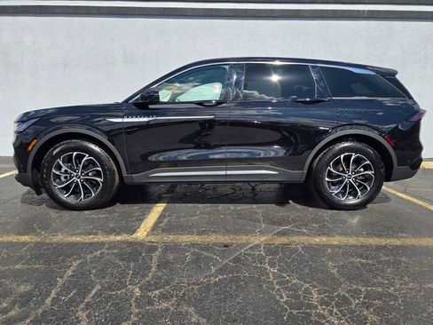 Used 2024 Lincoln Nautilus Premier image 5