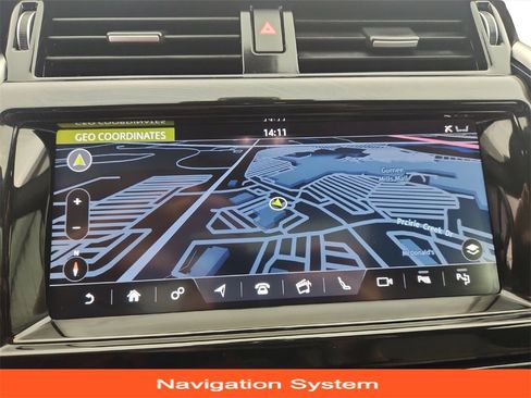 Used 2020 Land Rover Discovery HSE image 17