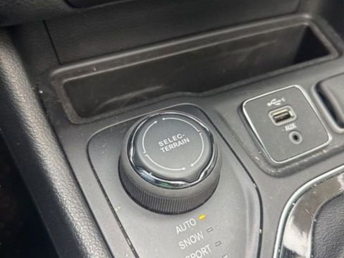 Used 2021 Jeep Cherokee Limited w/ Elite Package AWD/4WD image 19