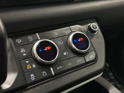 Used 2020 Land Rover Defender 110 First Edition image 32