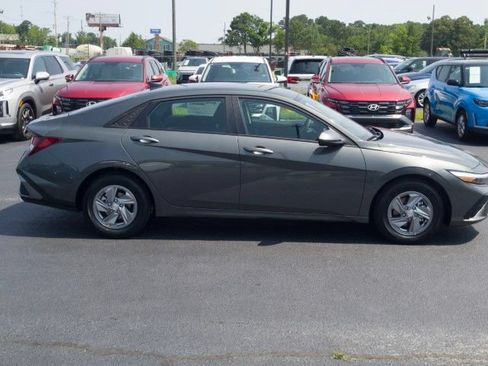 New 2026 Hyundai Elantra SE FWD image 4