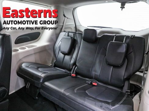 Used 2023 Chrysler Pacifica Touring-L image 26