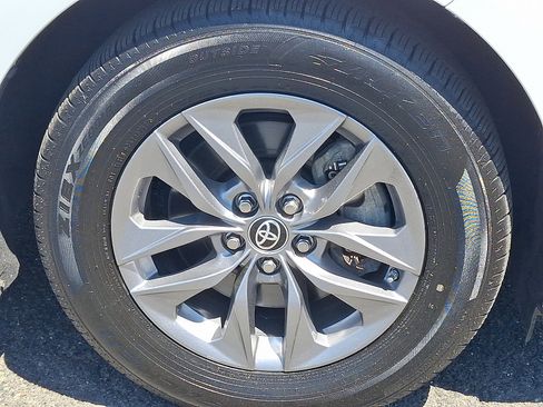 Used 2023 Toyota Sienna XLE AWD/4WD image 9