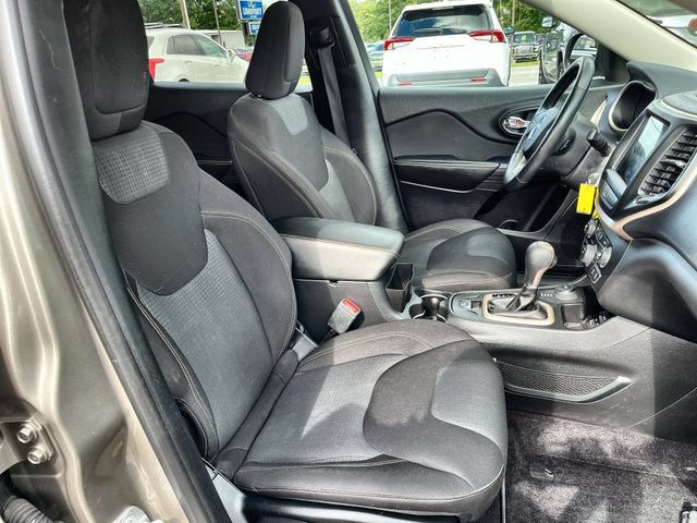 Used 2016 Jeep Cherokee Latitude w/ Cold Weather Group AWD/4WD image 25