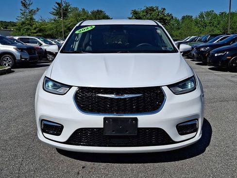 Used 2023 Chrysler Pacifica Touring-L FWD image 2