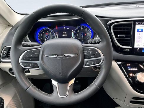 Used 2023 Chrysler Pacifica Touring-L image 5