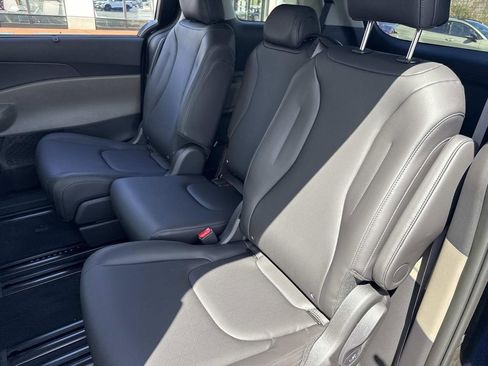 New 2026 Kia Carnival EX FWD image 7