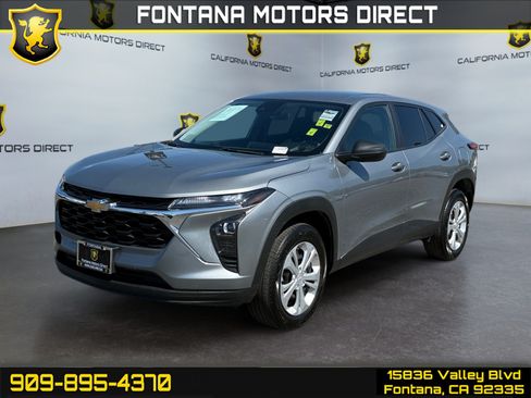 Used 2025 Chevrolet Trax LS FWD image 1