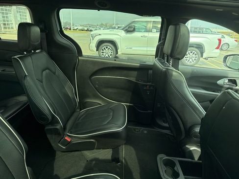 Used 2025 Chrysler Pacifica Limited image 8