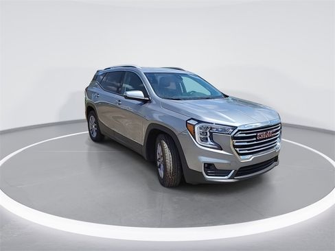 Used 2024 GMC Terrain SLT image 2