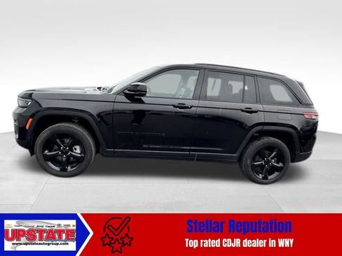 Used 2023 Jeep Grand Cherokee Limited w/ Black Appearance Package image 4
